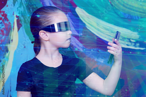 Ребенок - робот из будущего на абстрактном фоне, виртуальные очки