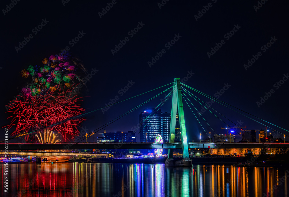 Severnsbrücke mit Feuerwerk