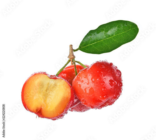Foto Barbados cherry, Malpighia emarginata,with drops of water isolated on white back