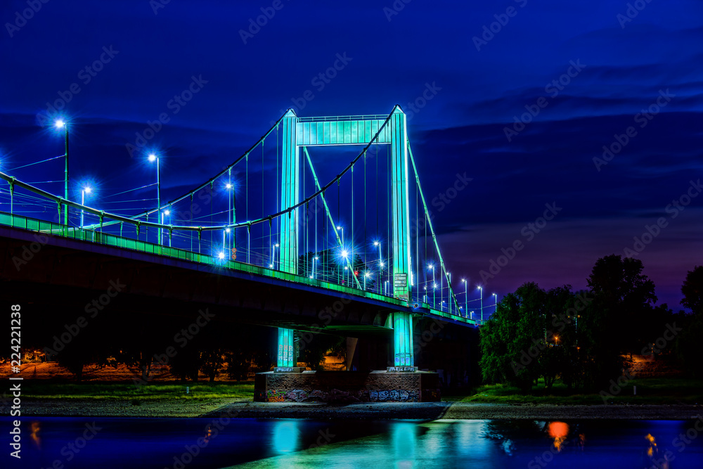 Mülheimer Brücke bei Nacht in Köln