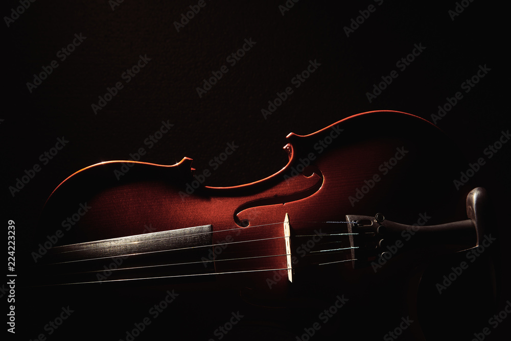 Fototapeta część skrzypiec na czarnym tle z twardym światłem