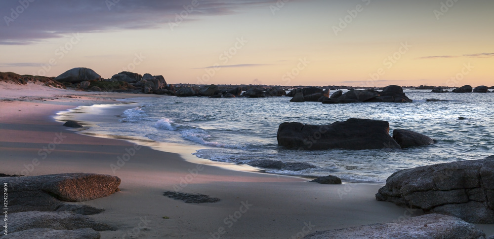 Obraz premium Amazing sunset in low tide on the wild rocky seashore in Menaham, Brittany, France