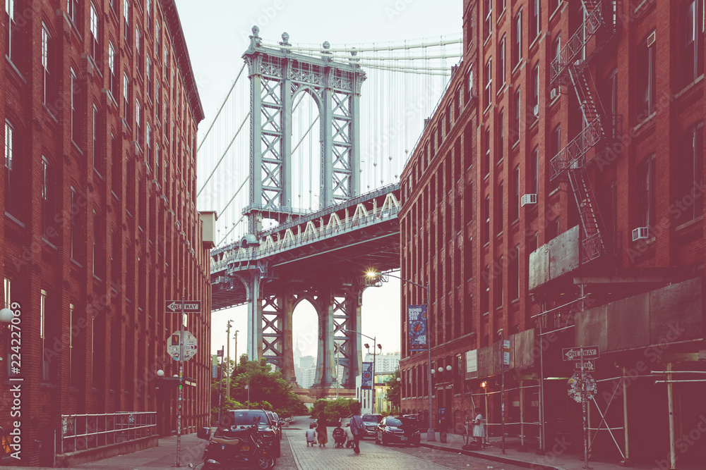 Fototapeta premium Manhattan Bridge widziany z Dumbo, Brooklyn, Nowy Jork, USA.