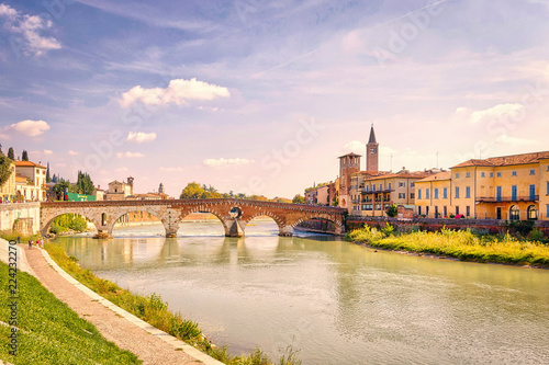 Ponte di pietra a Verona © nicolagiordano