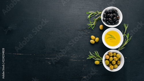 Fotografia A set of olives and olive oil and rosemary