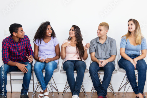 Jugendliche im Wartezimmer im Gespräch