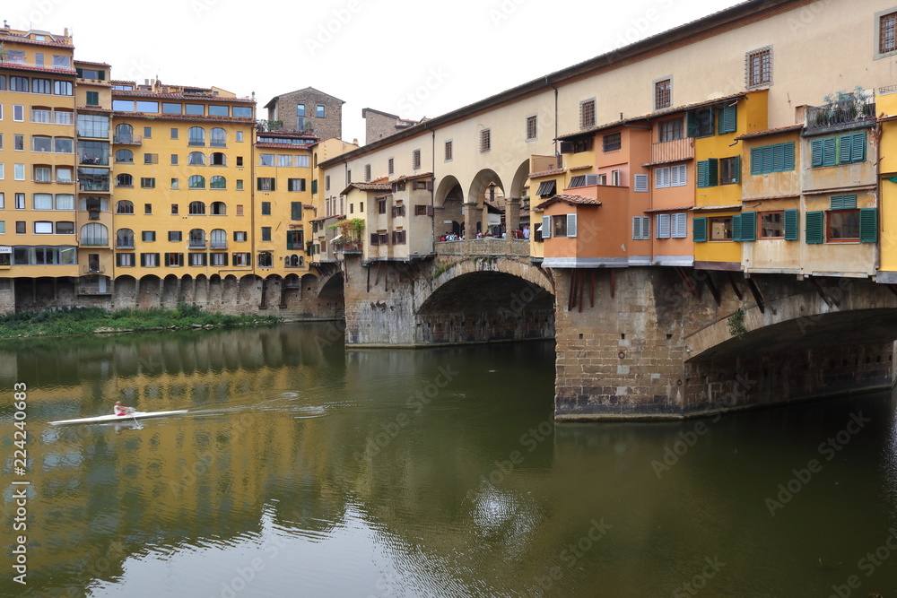 Rower under Ponte Vecchio