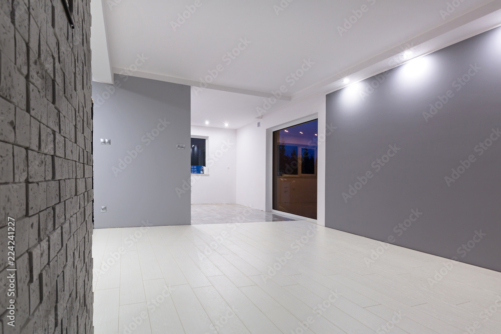 Obraz premium Living room with new laminated floor and decorative wall