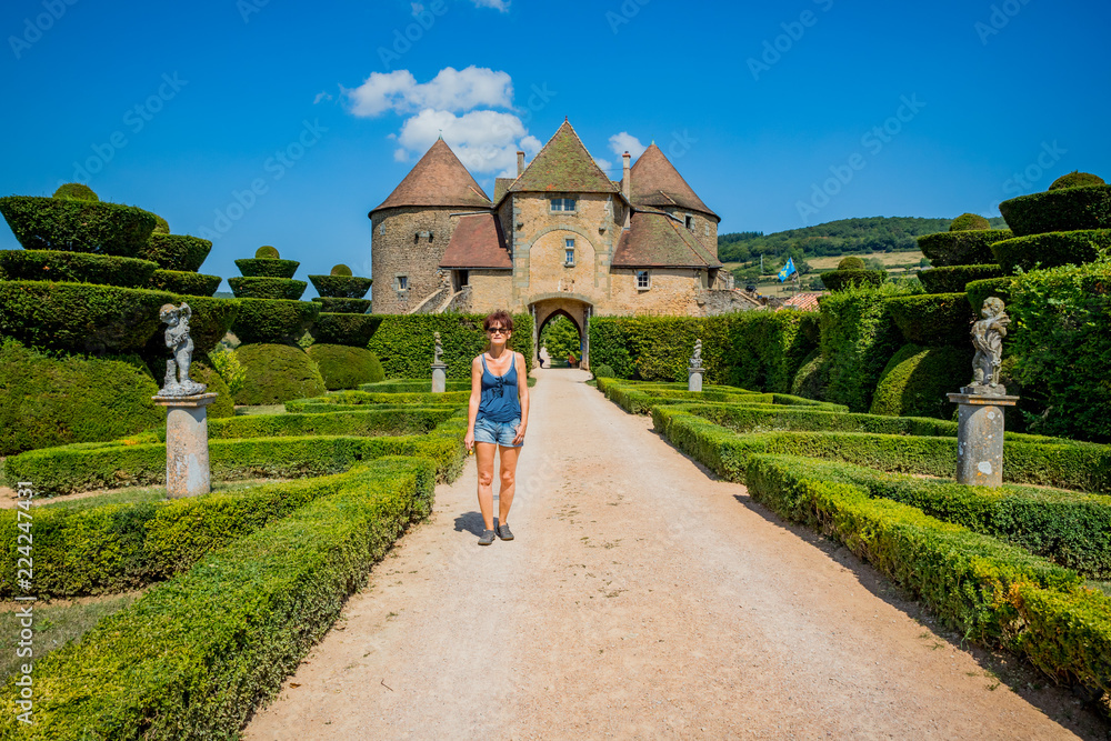Femme dans le Château de Berzé-le-Châtel