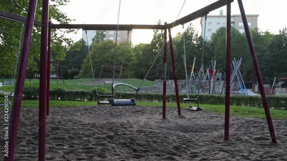 Schaukel ohne Menschen auf Spielplatz in Hamburg Schaukel ohne Menschen auf Spielplatz in Hamburg