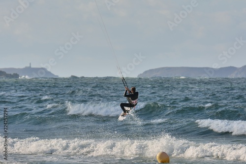 Pratique du kitesurf sur les vagues de Bretagne photo