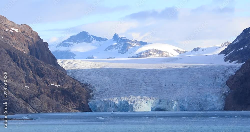 Expansive Glacier into the sea Expansive Glacier into the sea