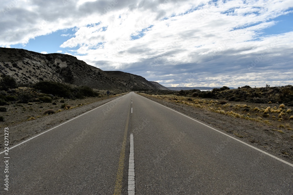 conduciendo en la ruta con cielo soleado con nubes conduciendo en la ruta con cielo soleado con nubes