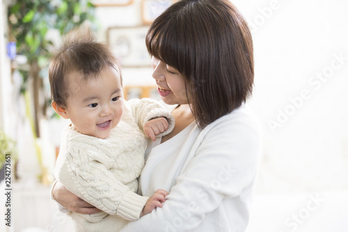 育児、赤ちゃんを抱く若い母親