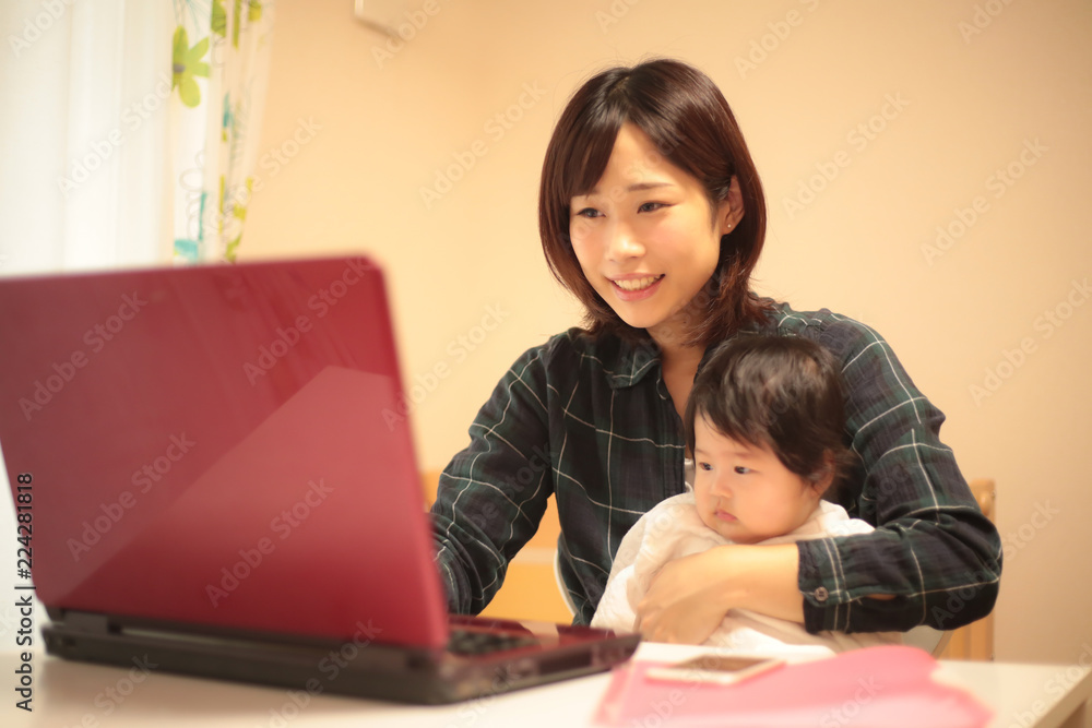 パソコンを使う親子 パソコンを使う親子