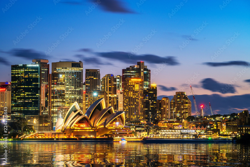 Naklejka premium Opera w Sydney w Sydney w Australii. W Sydney Opera House co roku odbywa się ponad 1500 przedstawień, w których uczestniczy około 1,2 miliona ludzi.