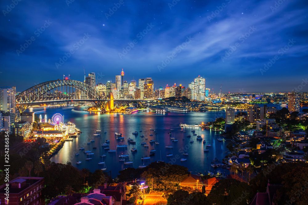 Fototapeta premium Panorama portu i mostu w Sydney w mieście Sydney