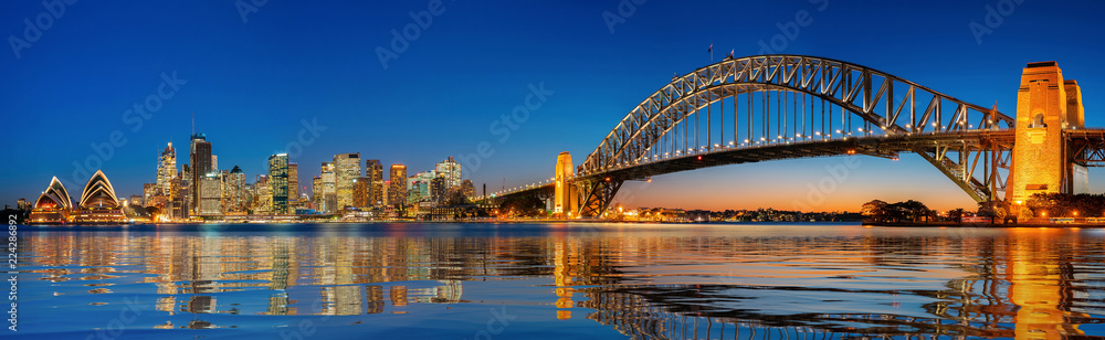 Naklejka premium Panorama portu i mostu w Sydney w mieście Sydney