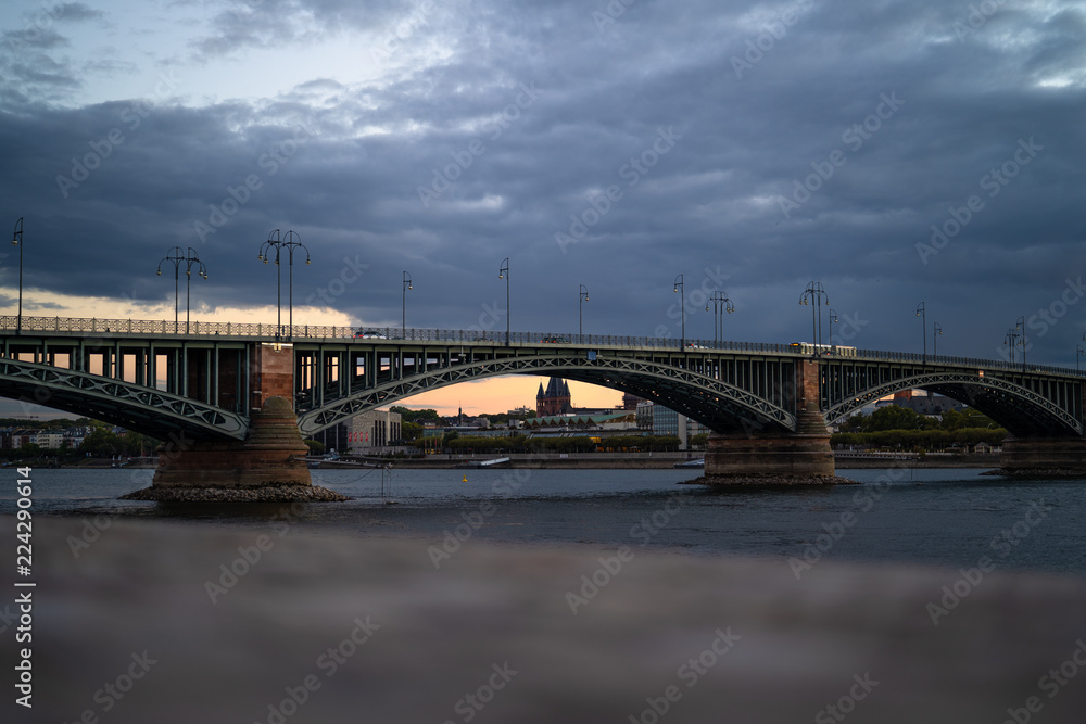 Theodor-Heuss-Brücke am Rhein zwischen Mainz/Wiesbaden