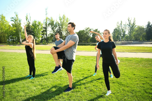 Group of sporty people trai...