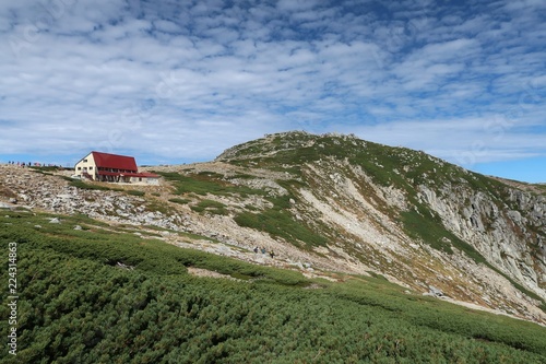 Wallpaper Mural 日本の岩山を歩く登山者 Torontodigital.ca