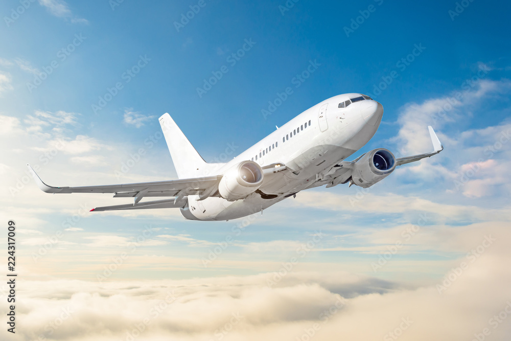 Obraz premium Cloudscape samolotów pasażerskich z białym samolotem leci w ciągu dnia niebo zachmurzone.