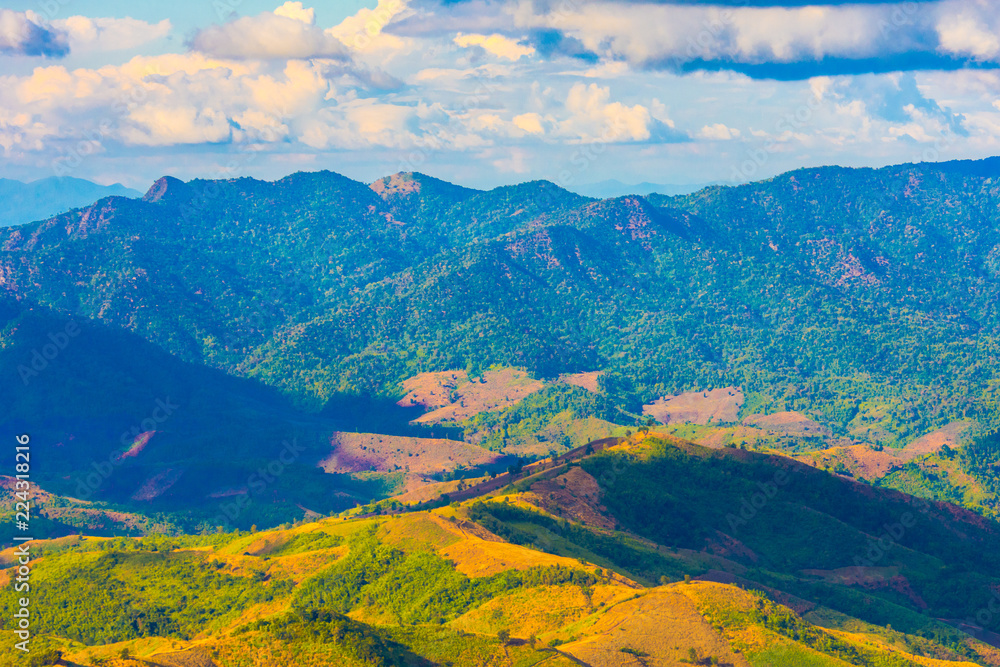 Naklejka premium Beautiful landscape view of hill and mountain with cloud sky.