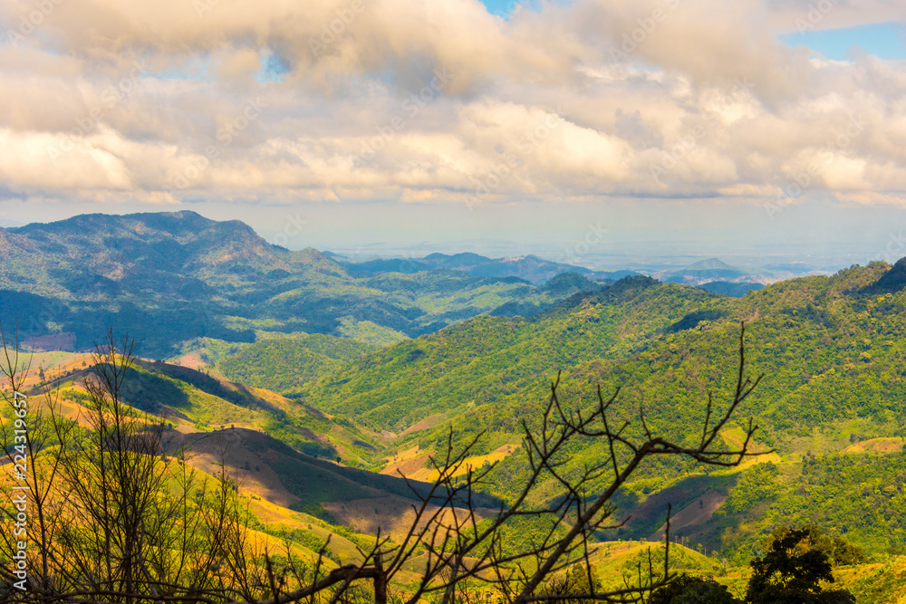 Obraz premium Beautiful landscape view of hill and mountain with cloud sky.
