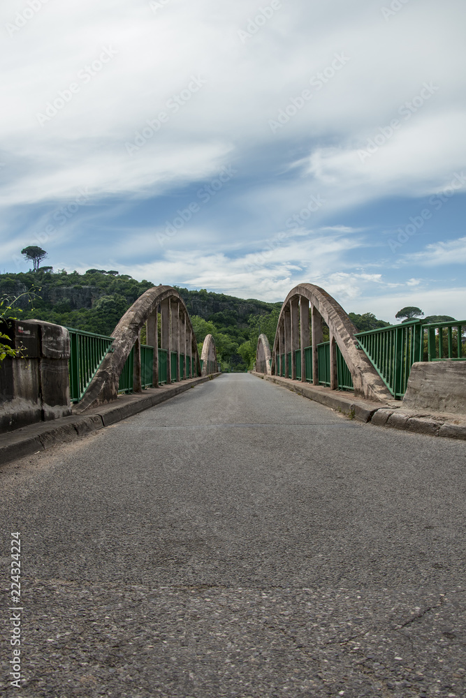 Brücke über einen Fluss in Südfrankreich