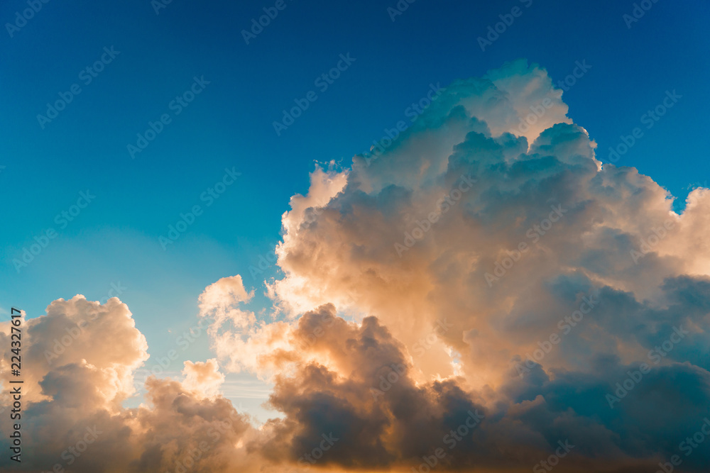 Obraz premium Cumulus sunset clouds with sun setting down