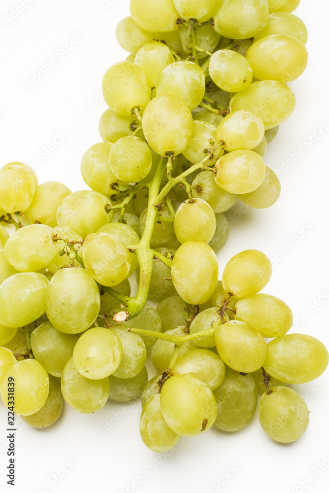 Racimo de uvas verdes sobre un fondo blanco liso. Vista superior y de cerca. Formato vertical Racimo de uvas verdes sobre un fondo blanco liso. Vista superior y de cerca. Formato vertical