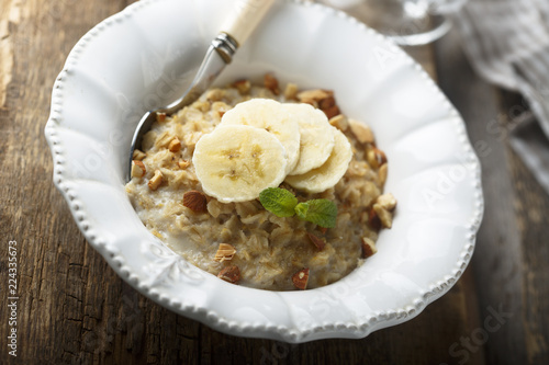 Oatmeal porridge with raisins and banana