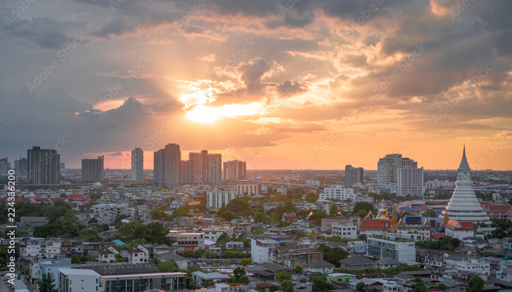 Obraz premium Sunset sky in outer zone of Bangkok