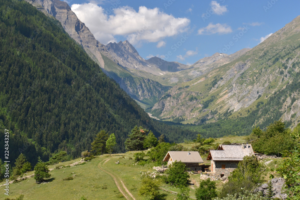 Paysages des Hautes-Alpes, hameau de maisons traditionnelles dans la Vallée de la Fournel, Alpes, France