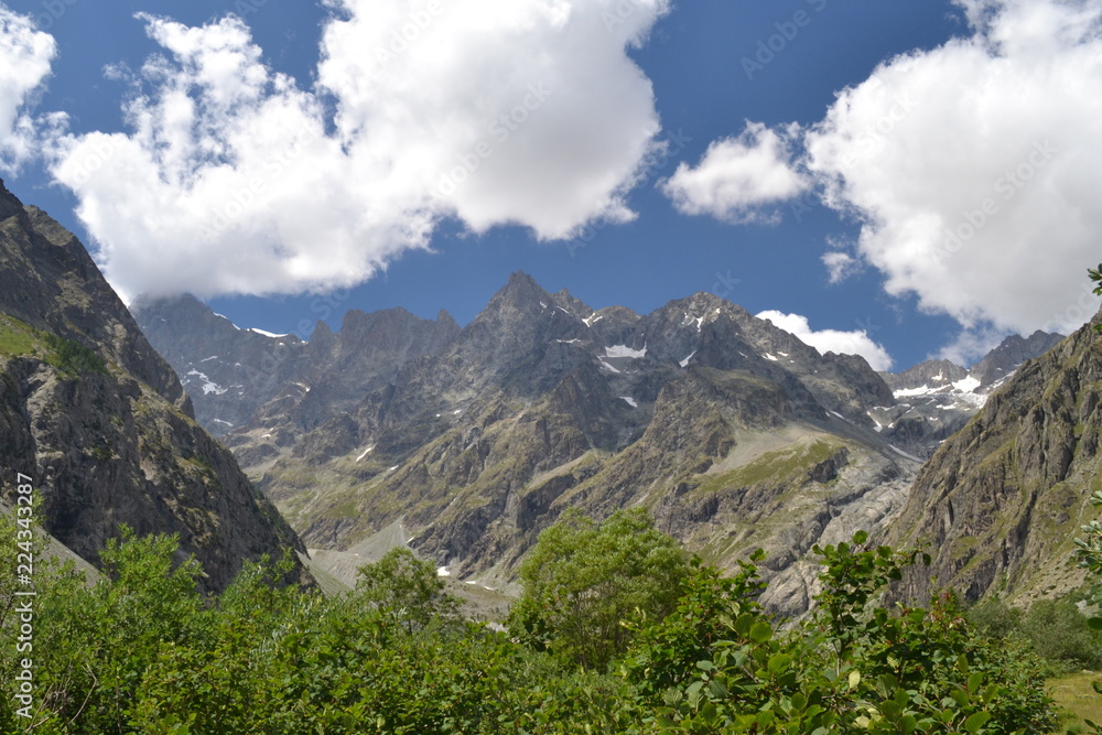 Paysages des Hautes-Alpes, vue sur le Pré de Madame Carles avec sommets enneigés et ciel bleu, Alpes, France