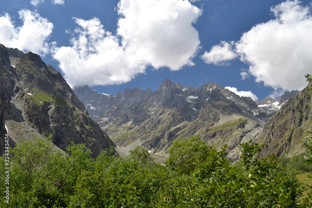 Paysages des Hautes-Alpes, vue sur le Pré de Madame Carles avec sommets enneigés et ciel bleu, Alpes, France