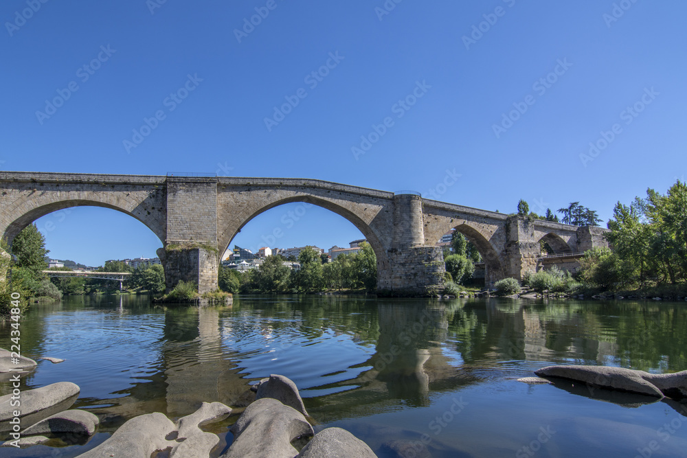 Puente romano sobre el rio miño a su paso por la ciudad de Ourense