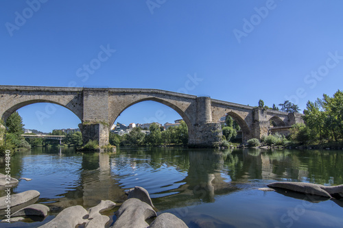 Puente romano sobre el rio miño a su paso por la ciudad de Ourense © DoloresGiraldez