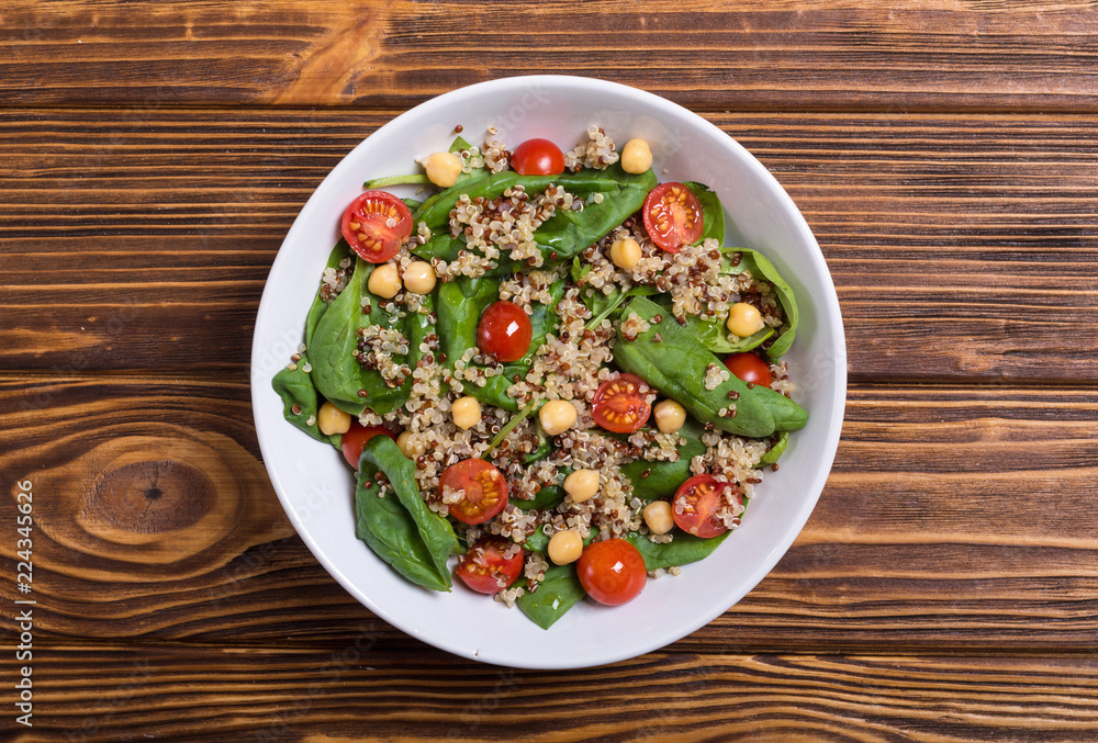 Spinach salad with quinoa , tomatoes and chickpea Spinach salad with quinoa , tomatoes and chickpea