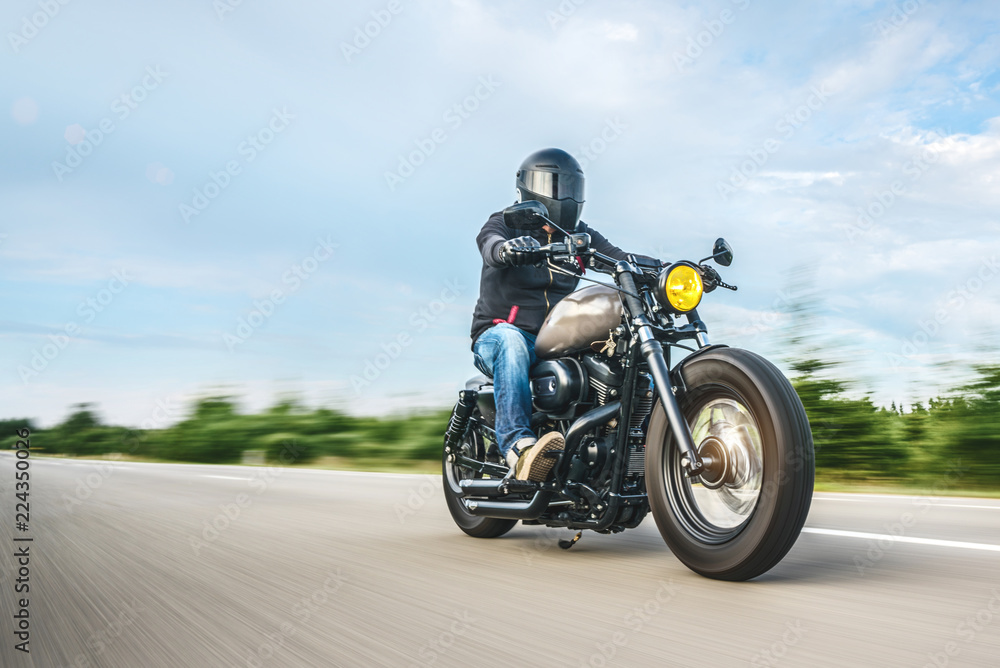 Naklejka premium motocykl na drodze. zabawy na pustej drodze podczas wycieczki motocyklowej / podróży