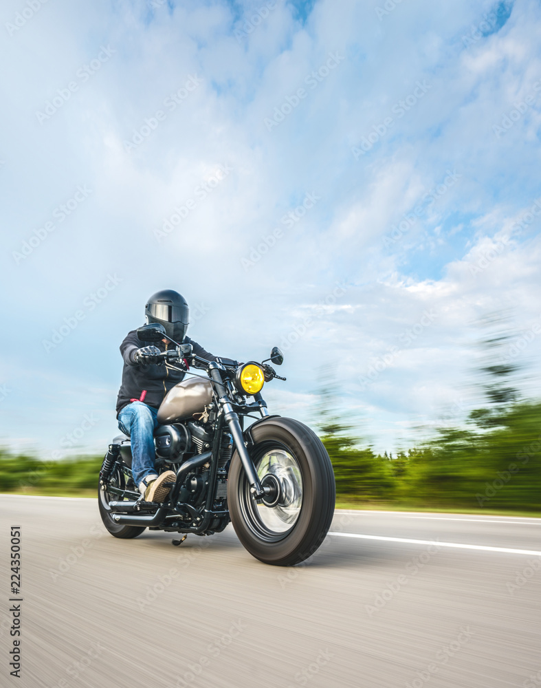 Fototapeta motocykl na drodze. zabawa jazdą po pustej drodze na motocyklowej wycieczce/podróży