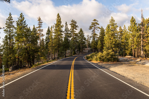 Strasse im Nationalpark Yosemite © christophstoeckl