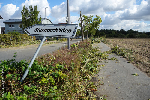 Sturmschäden Schild abgeknickte Bäume an Straße unwetter naturkatastrophe sturm konzept hintergrund photo