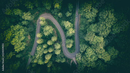 Kurvige Straße im Odenwald
