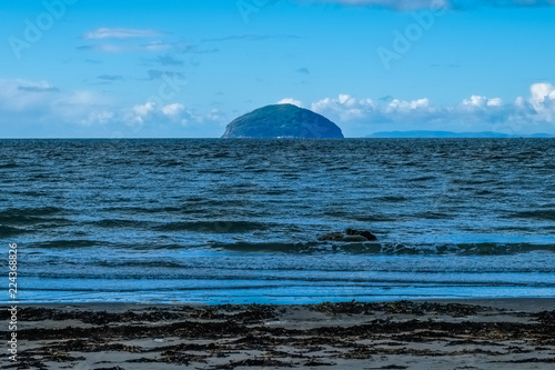 Fotografie Ailsa Craig,  Seaweed, Cold Water and Sand in Scotlands South West Coast