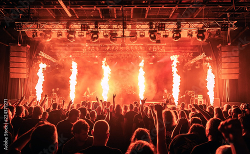 Koncert, zdjęcie zostało wykonane podczas koncertu zespołu metalowego photo
