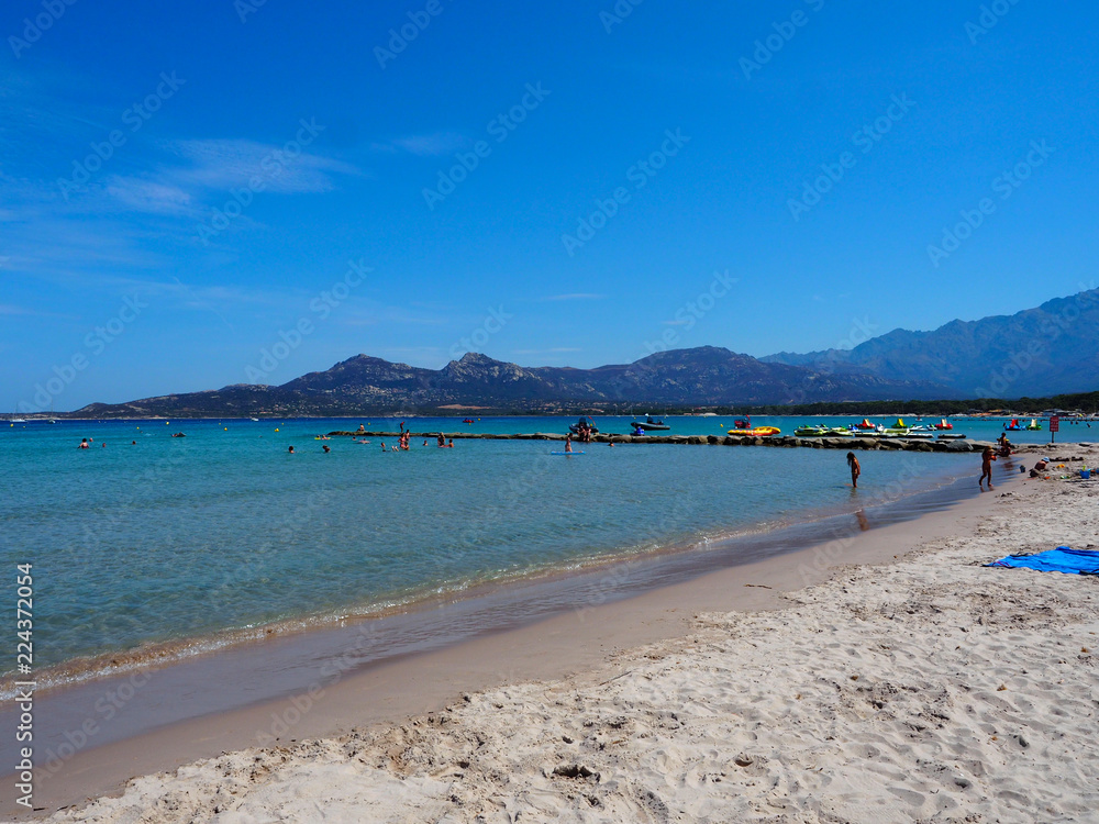Korsika - Strand von Calvi mit den Bergen im Hintergrund