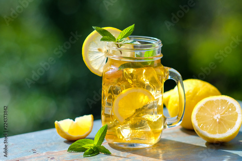 Eistee mit Zitronen auf einem Holztisch photo