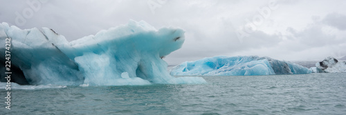 Eisberge zum Greifen nah  mit dem Zodiac in der Gletscherlagune J  kuls  rl  n - Vatnaj  kull-Nationalpark  Island