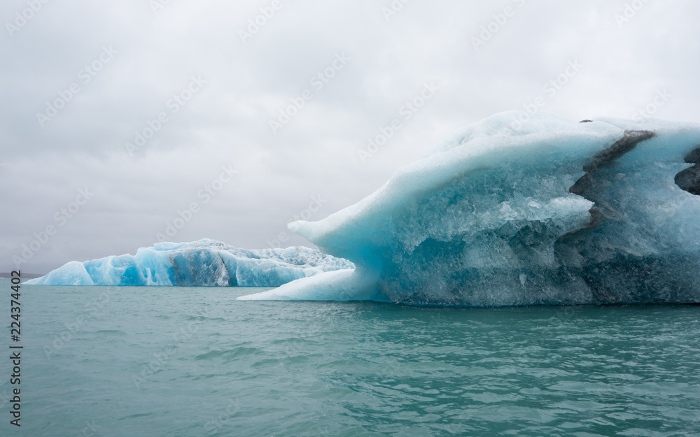 Eisberge zum Greifen nah: mit dem Zodiac in der Gletscherlagune Jökulsárlón - Vatnajökull-Nationalpark, Island Eisberge zum Greifen nah: mit dem Zodiac in der Gletscherlagune Jökulsárlón - Vatnajökull-Nationalpark, Island